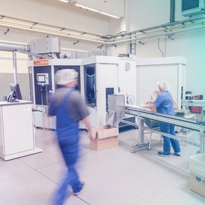 Zeefdrukmachine voor ronddruk bij H&K Müller