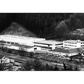 Bedrijfsterrein van H&K Müller Kunststof Spuitgieterij in 1988